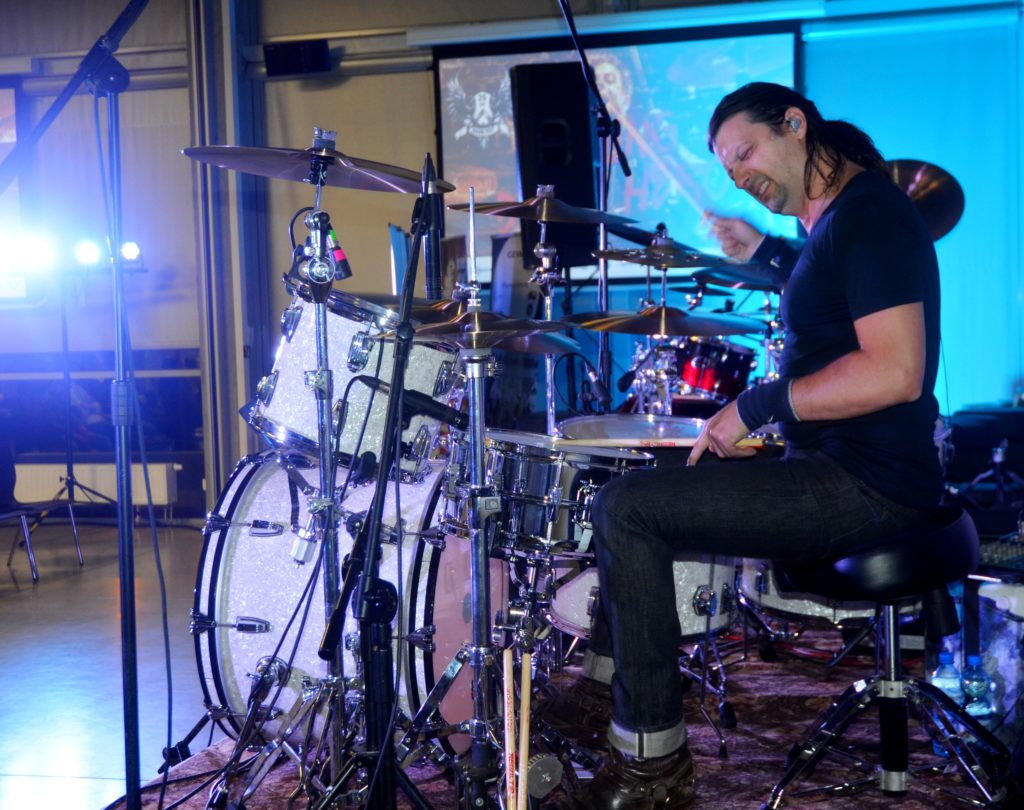 Jason Sutter odnalazł się w wielu muzycznych gatunkach Perkusista zaprezentował się w wielu muzycznych stylach