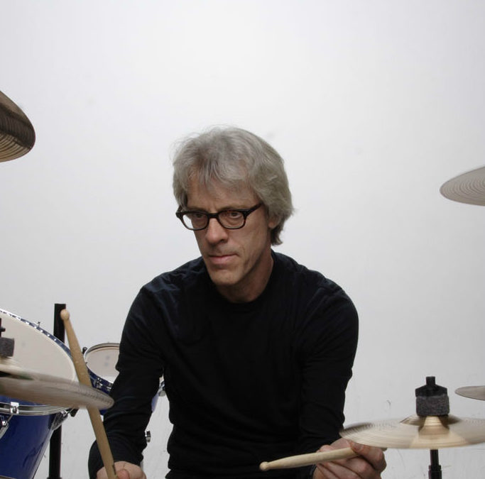 Stewart Copeland gra na gitarze utwory swojego nowego projektu