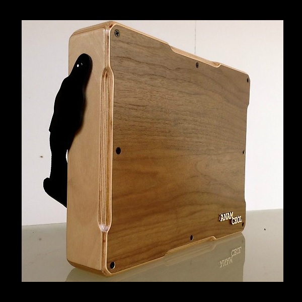 Przenośny cajon piezoelektryczny z Irlandii