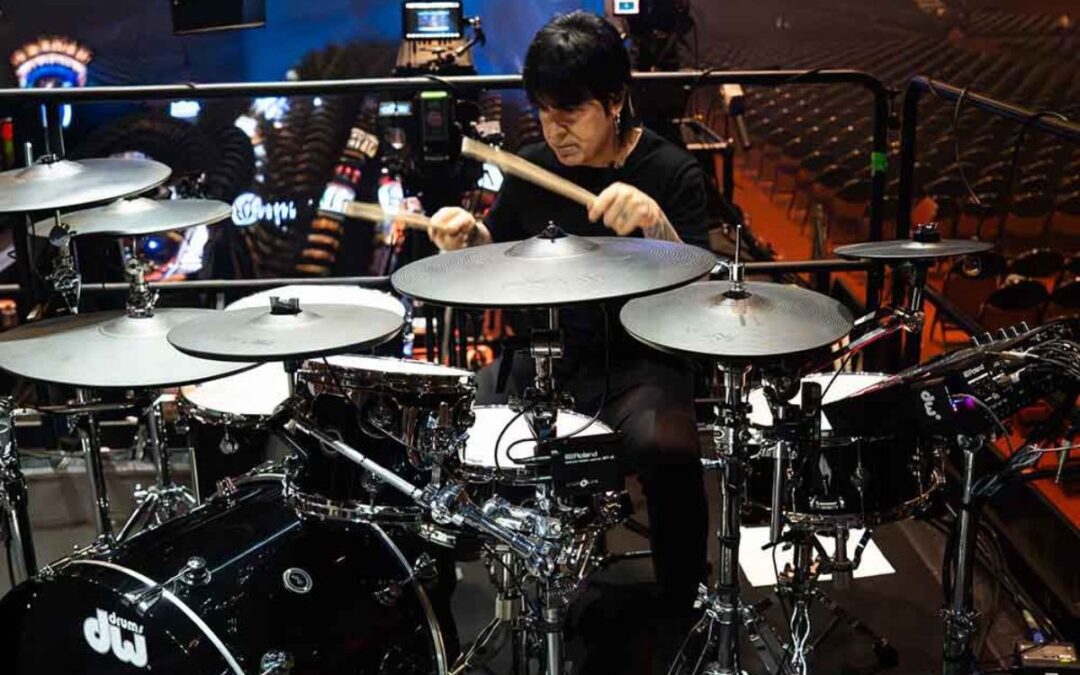 Alex González i jego zestaw DWe na trasie zespołu Maná